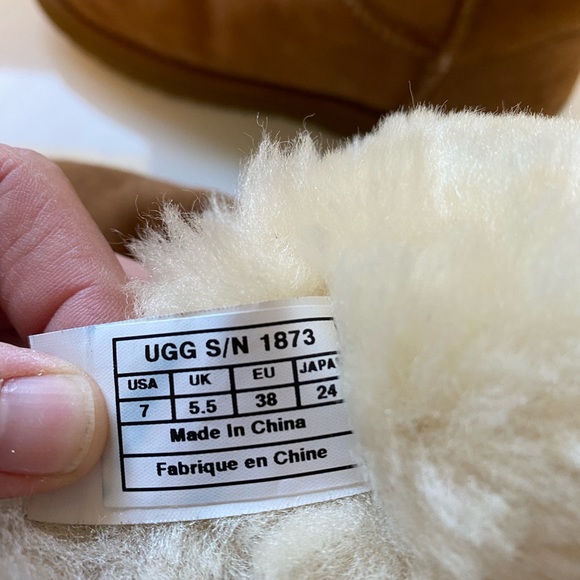 Size 7 women’s UGG boots. Barely wore - Picture 2 of 2